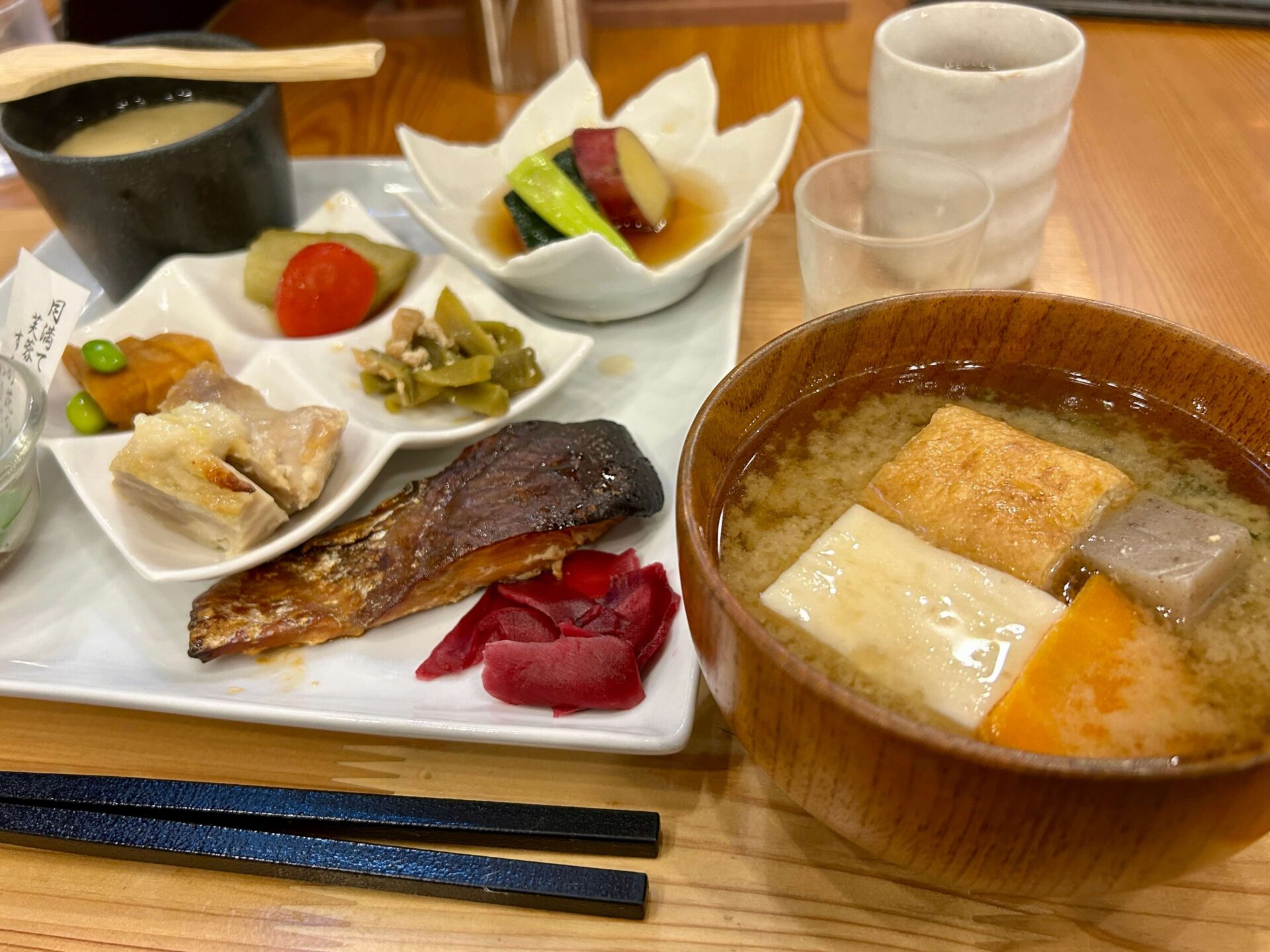 秋鮭の醤油糀焼きと味噌汁