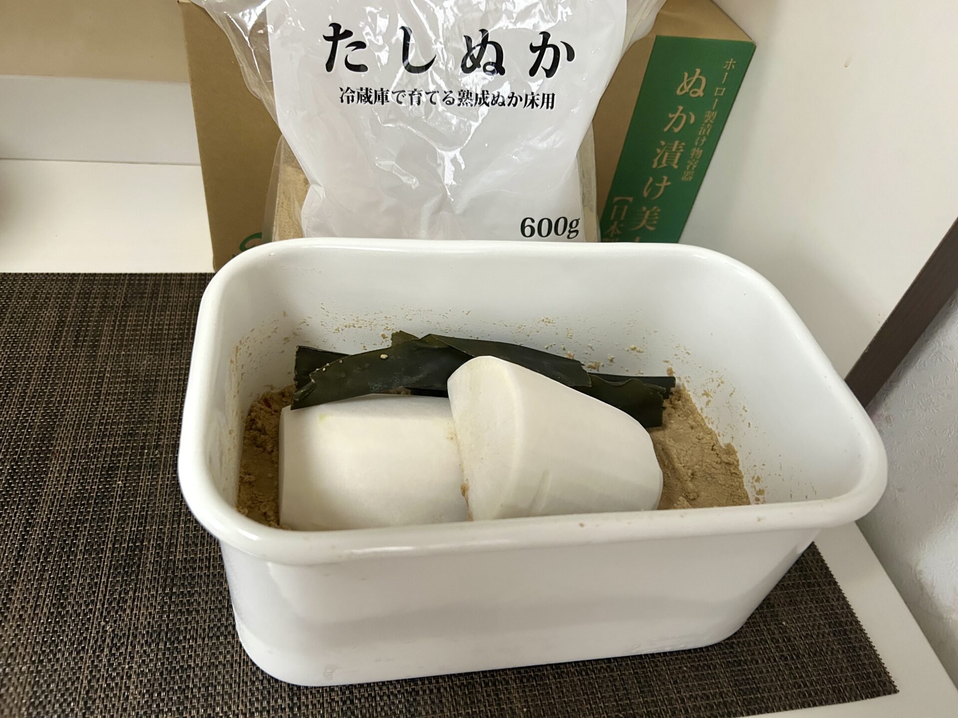 ぬか床に漬けた大根と昆布