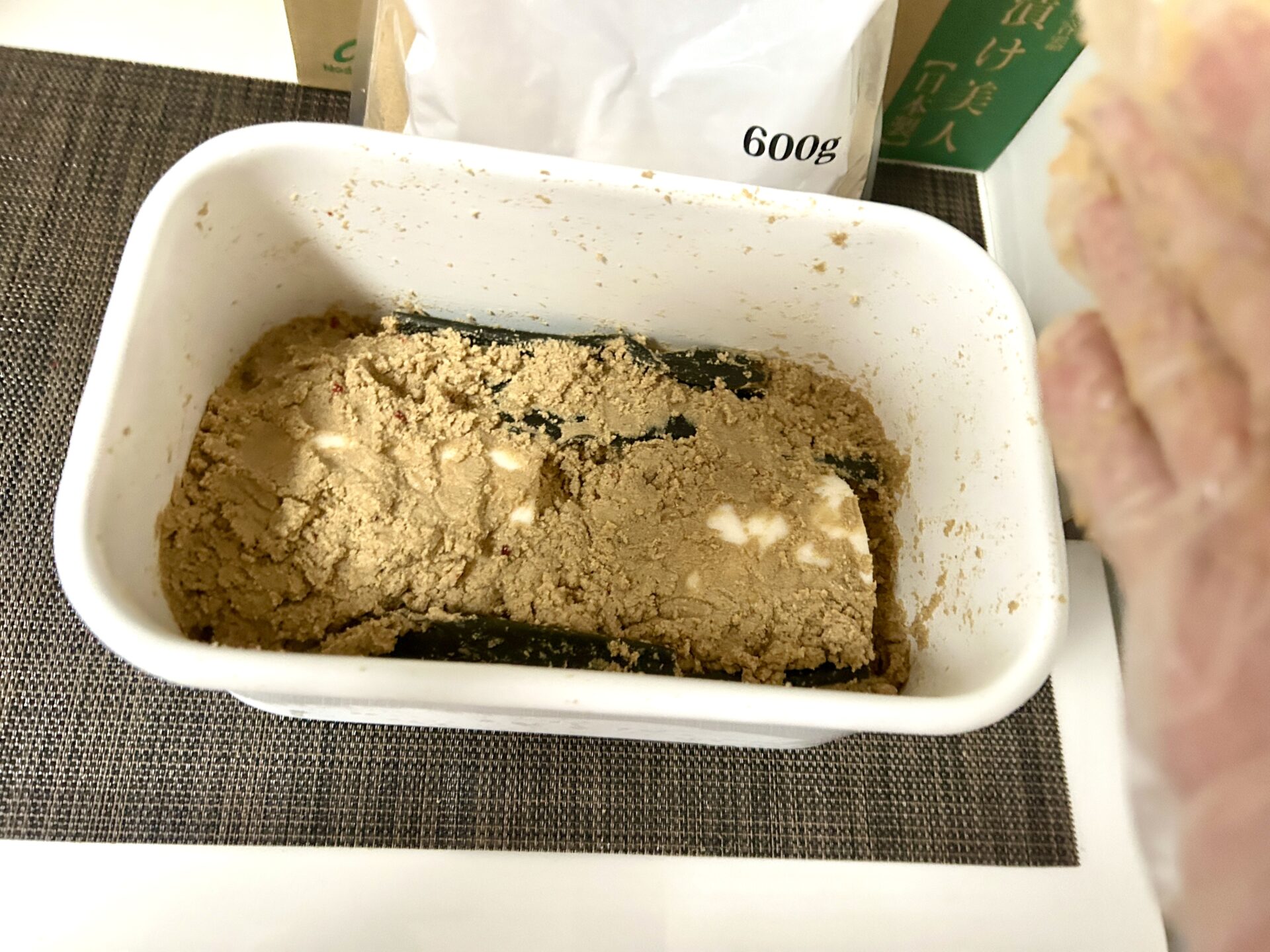 大根と昆布にぬかをかぶせたぬか床